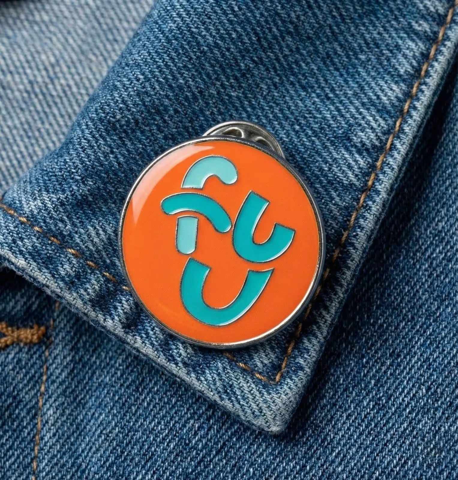 Spilla Festify applicata a una tasca di jeans