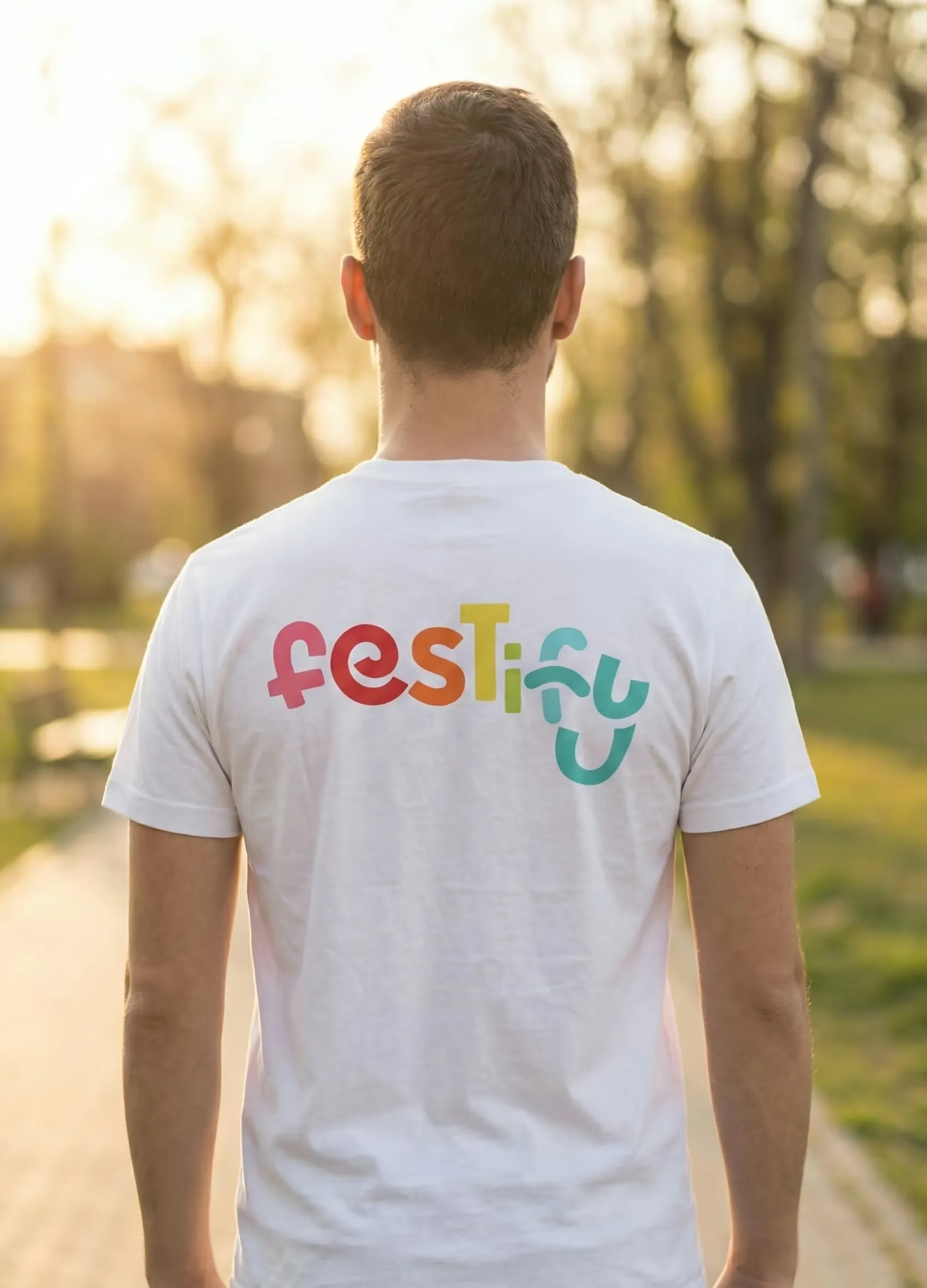 T-shirt Festify con il logotipo multicolore stampato al centro