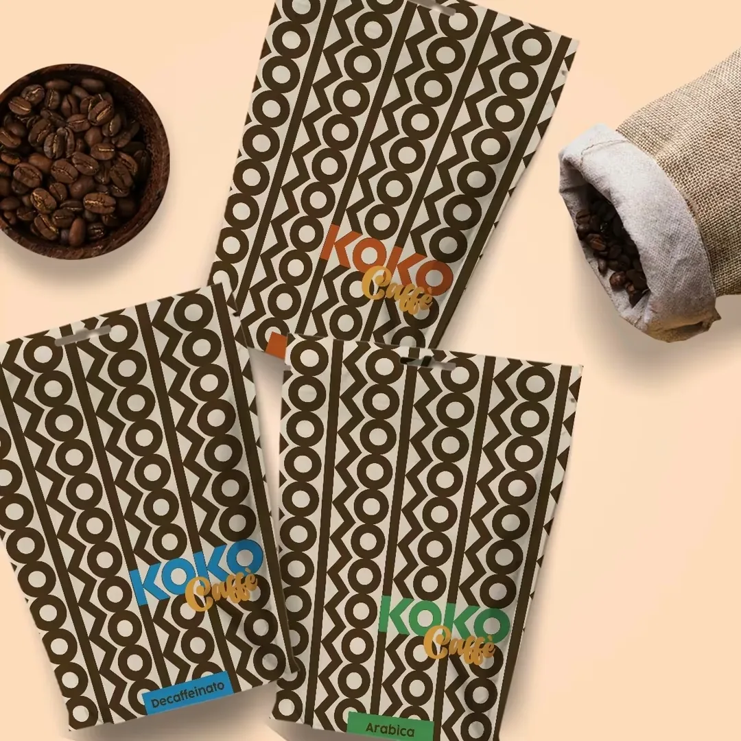 Le tre miscele Koko Caffè distinte dal colore del logotipo: arancione, azzurro per il decaffeinato, verde per l'arabica