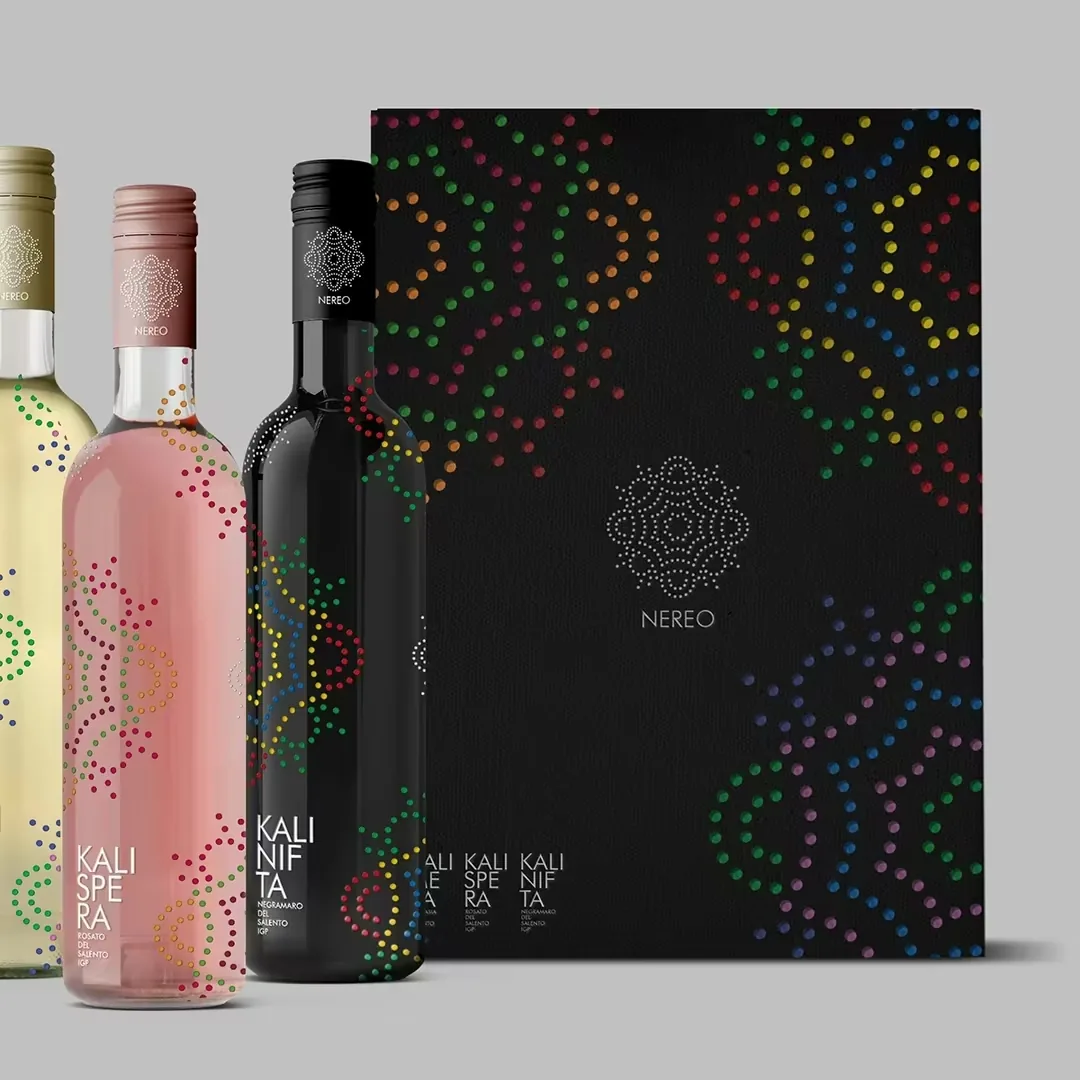 Le tre etichette Nereo — bianco, rosato Kalispera e Negramaro Kalinifta — accanto al cofanetto da tre bottiglie